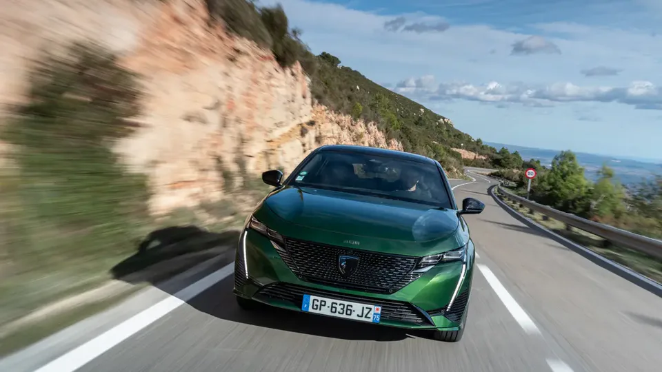 Elettronauti - Peugeot e-308 E-308 58kWh - esterno