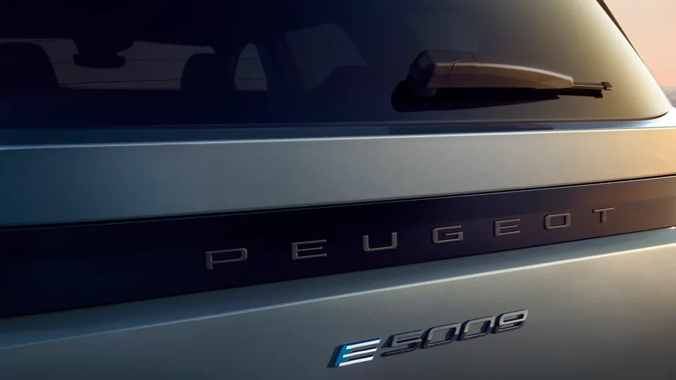 Elettronauti - Peugeot e-5008