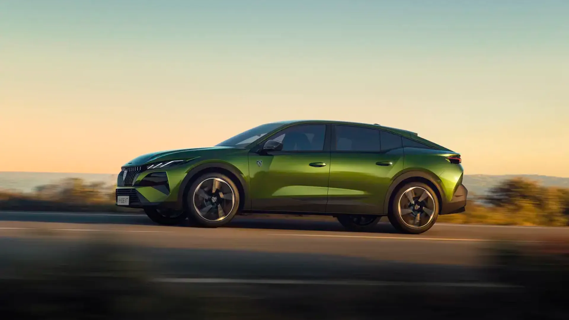Elettronauti - Peugeot E-408 58 kWh - Blu - Esterno - Vista anteriore a tre quarti
