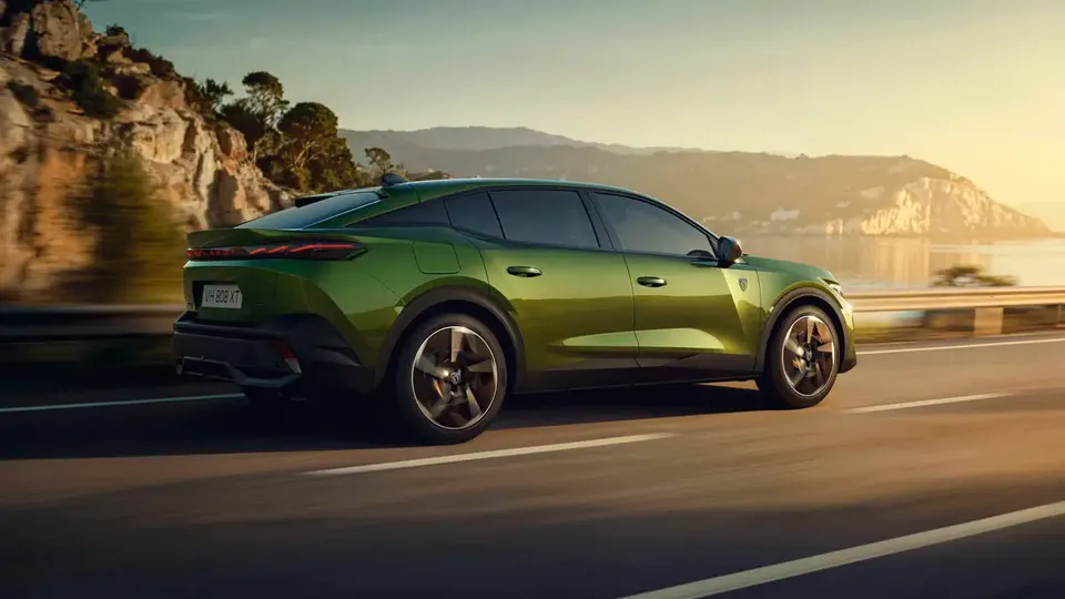 Elettronauti - Peugeot E-408 58 kWh - Verde - Esterno - Vista anteriore a tre quarti