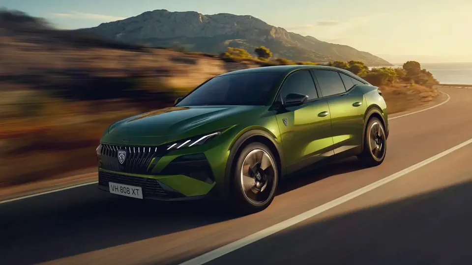 Elettronauti - Peugeot E-408 58 kWh - Grigio - Esterno - Vista anteriore a tre quarti