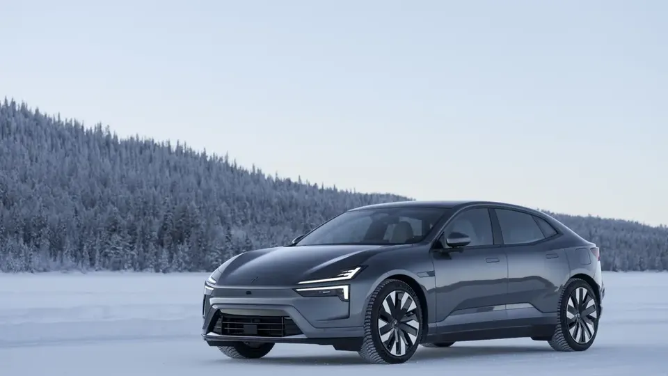 Elettronauti - Polestar 4 Long Range Dual Motor - Oro - Esterno - Vista anteriore a tre quarti