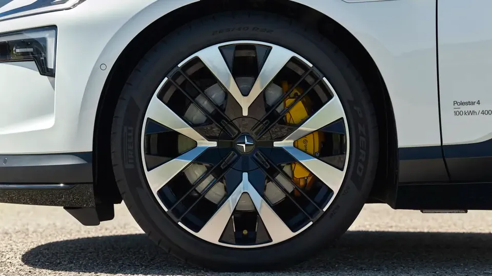 Elettronauti - Polestar 4 Long Range Dual Motor - Oro - Esterno - Vista anteriore a tre quarti
