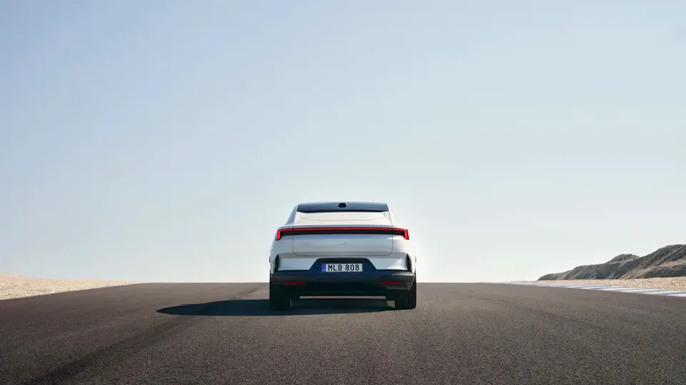 Elettronauti - Polestar 4 Long Range Dual Motor - Grigio - Esterno - Vista anteriore a tre quarti