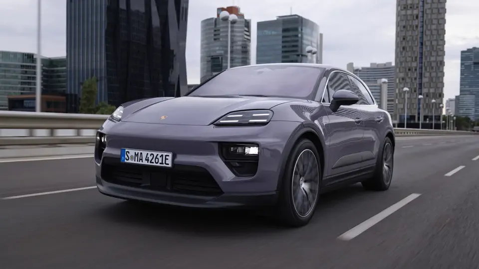 Elettronauti - Porsche Macan 4 - Dark Grey - Esterno - Vista anteriore a tre quarti
