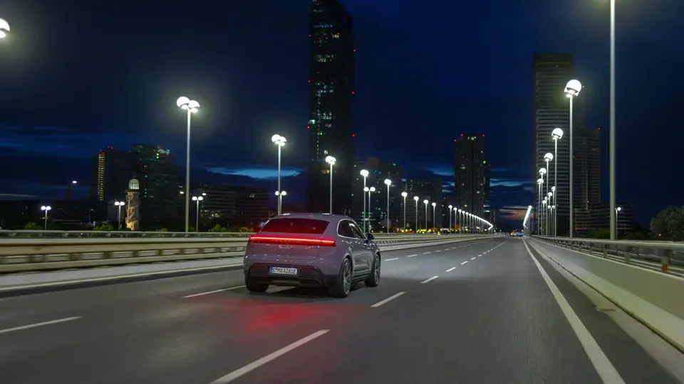 Elettronauti - Porsche Macan 4 - Grigio - Esterno - Vista anteriore a tre quarti