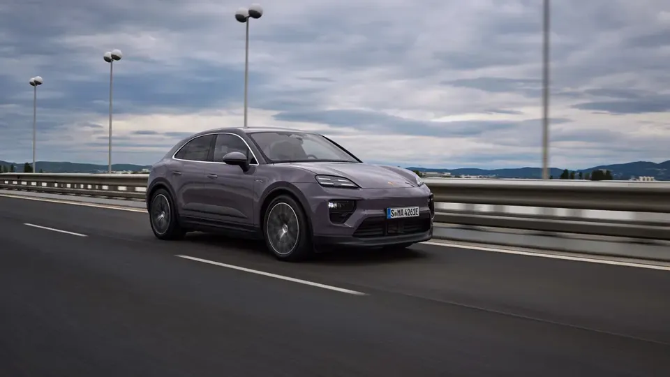 Elettronauti - Porsche Macan 4 - Light Purple - Esterno - Vista anteriore a tre quarti