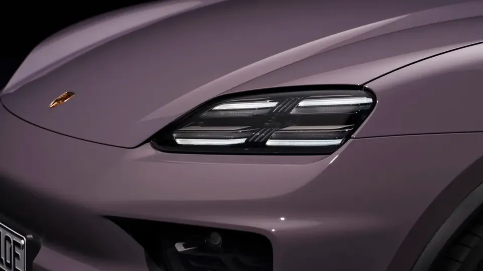 Elettronauti - Porsche Macan 4 - Viola - Esterno - Vista anteriore a tre quarti