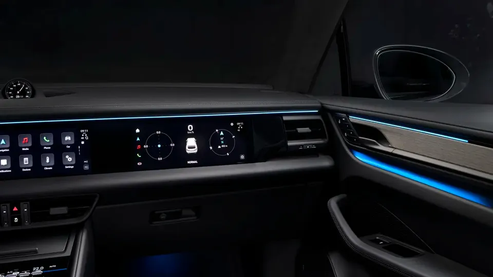 Elettronauti - Porsche Macan 4 - Infotainment - Vista della plancia