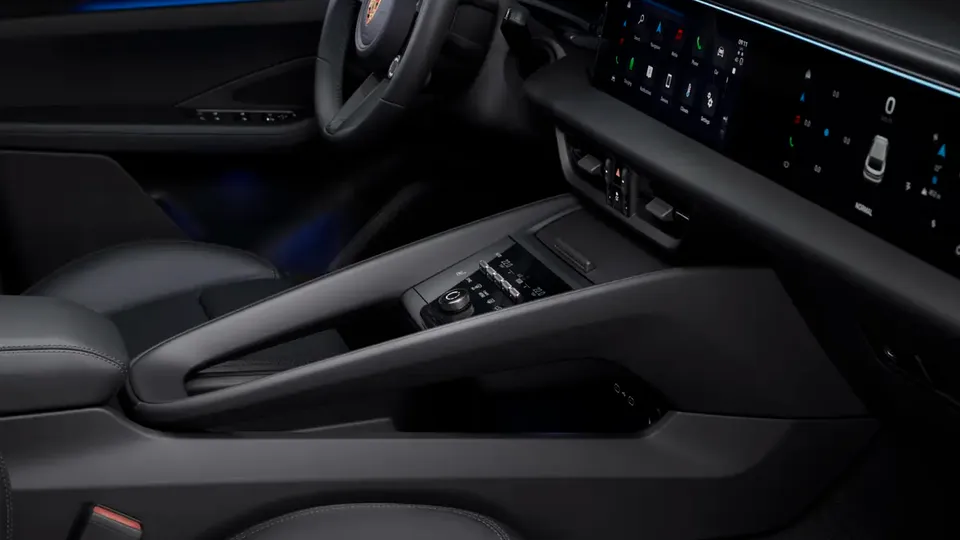 Elettronauti - Porsche Macan 4 - Interni - Vista della plancia