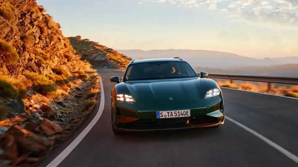 Elettronauti - Porsche Taycan Turbo S Cross Turismo - Dark Green - Esterno - Vista anteriore a tre quarti
