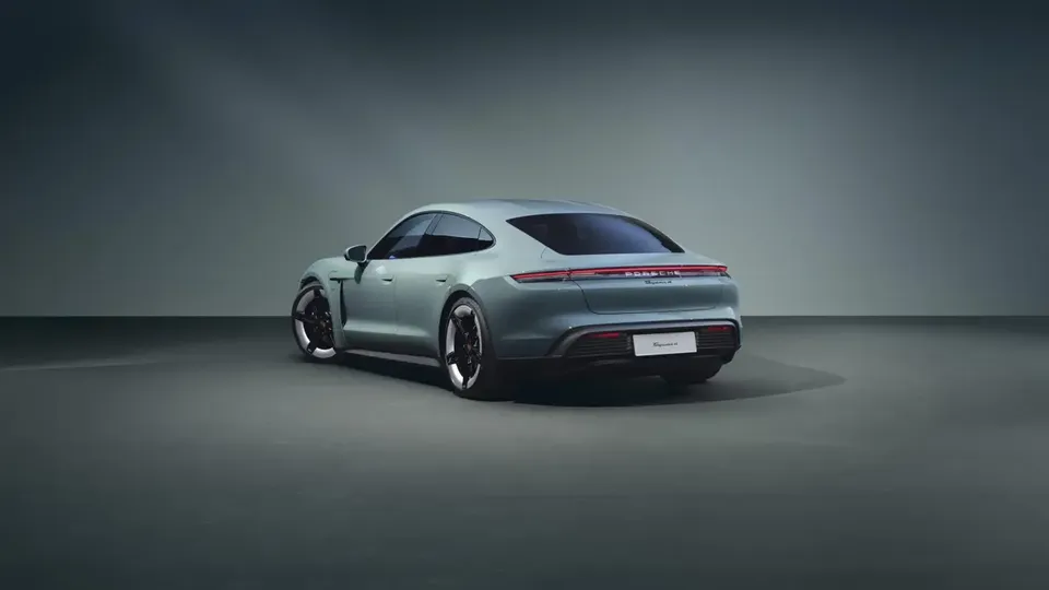 Elettronauti - Porsche Taycan 4 - Verde - Esterno - Vista anteriore a tre quarti