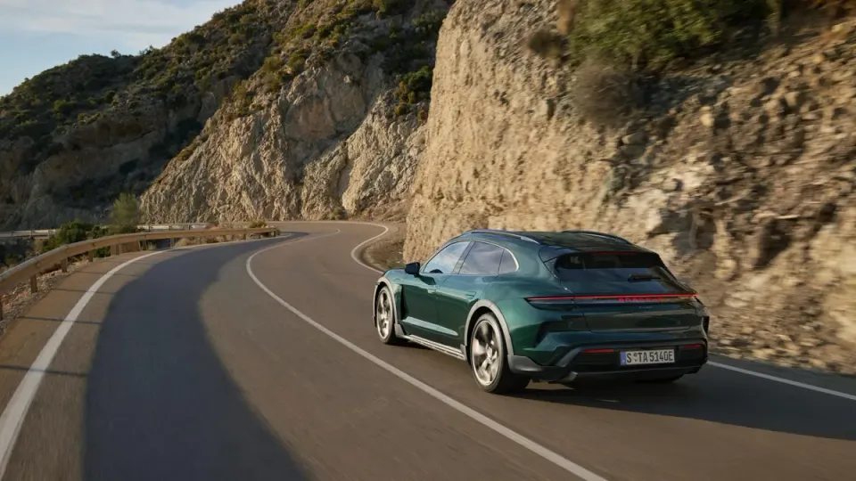 Elettronauti - Porsche Taycan Turbo S Cross Turismo - Verde - Esterno - Vista anteriore a tre quarti
