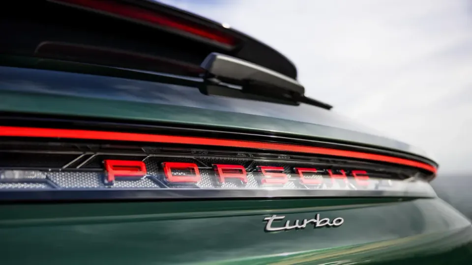 Elettronauti - Porsche Taycan Turbo S Cross Turismo - Grigio - Esterno - Vista posteriore