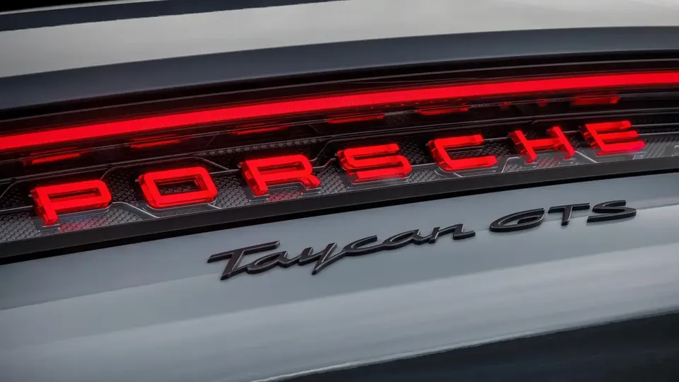 Elettronauti - Porsche Taycan GTS Sport Turismo - Grigio - Esterno - Vista anteriore a tre quarti