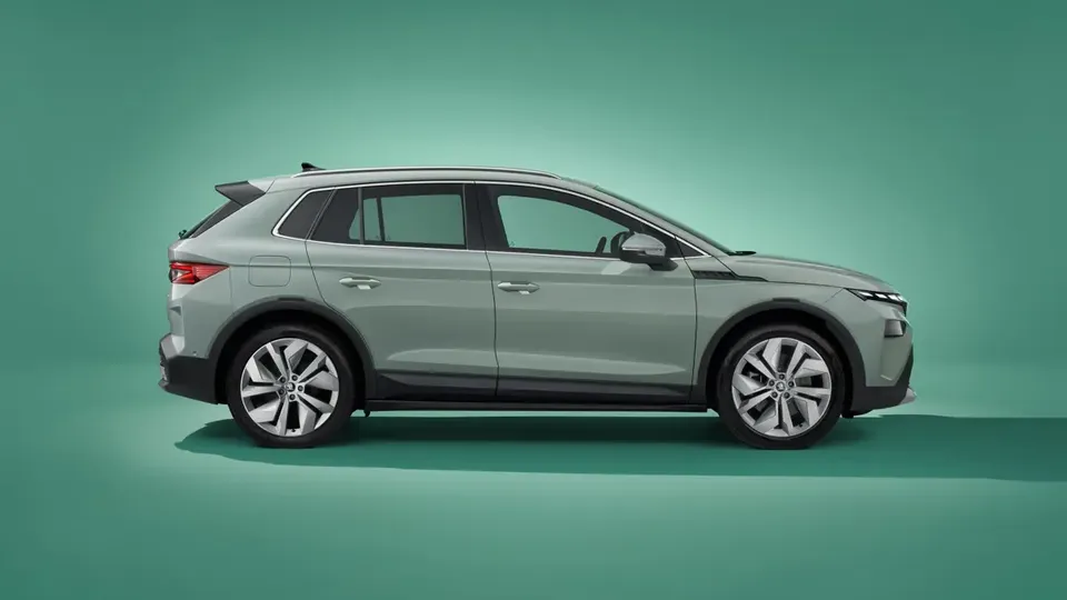 Elettronauti - Skoda Elroq 60 - Verde - Esterno - Vista anteriore a tre quarti