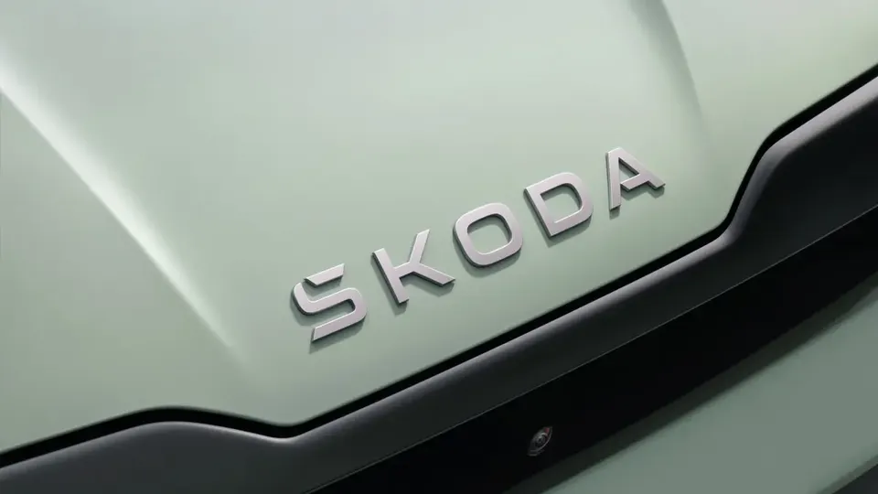 Elettronauti - Skoda Elroq 60 - Verde - Esterno - Vista anteriore a tre quarti