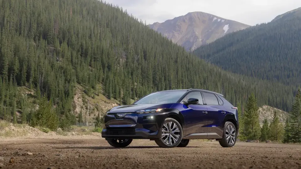 Elettronauti - Subaru Solterra AWD - Blu - Esterno - Vista anteriore a tre quarti