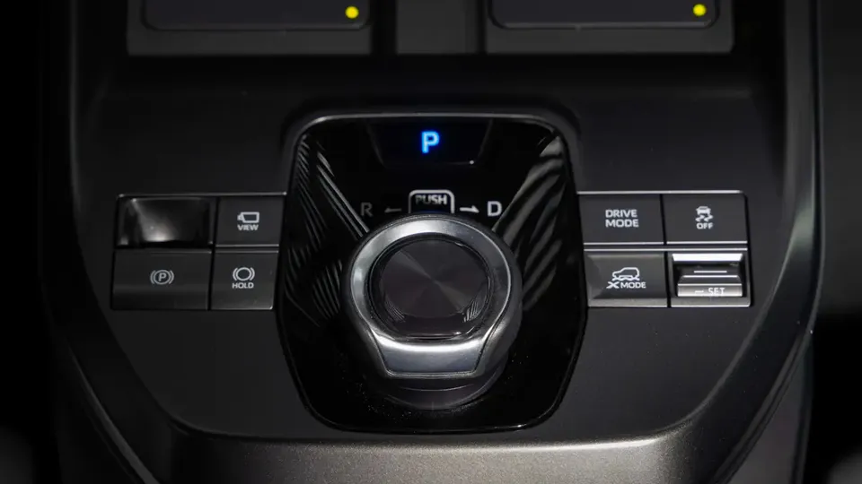 Elettronauti - Subaru Solterra AWD - Rosso - Esterno - Vista anteriore a tre quarti