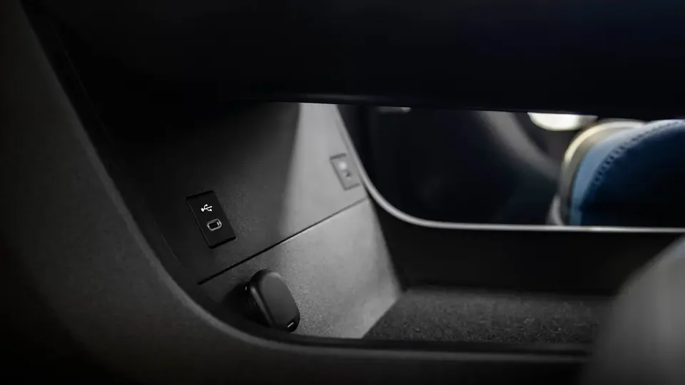 Elettronauti - Subaru Solterra AWD - Bianco - Esterno - Vista anteriore a tre quarti