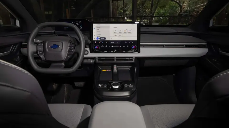 Elettronauti - Subaru Solterra AWD - Nero - Interni - Vista della plancia