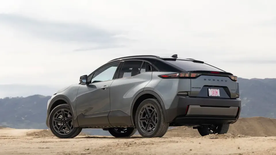 Elettronauti - Subaru Uncharted AWD 77 kWh - Blu - Esterno - Vista anteriore a tre quarti