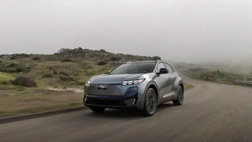 Elettronauti - Subaru Uncharted AWD 77 kWh - Grigio - Esterno - Vista anteriore a tre quarti
