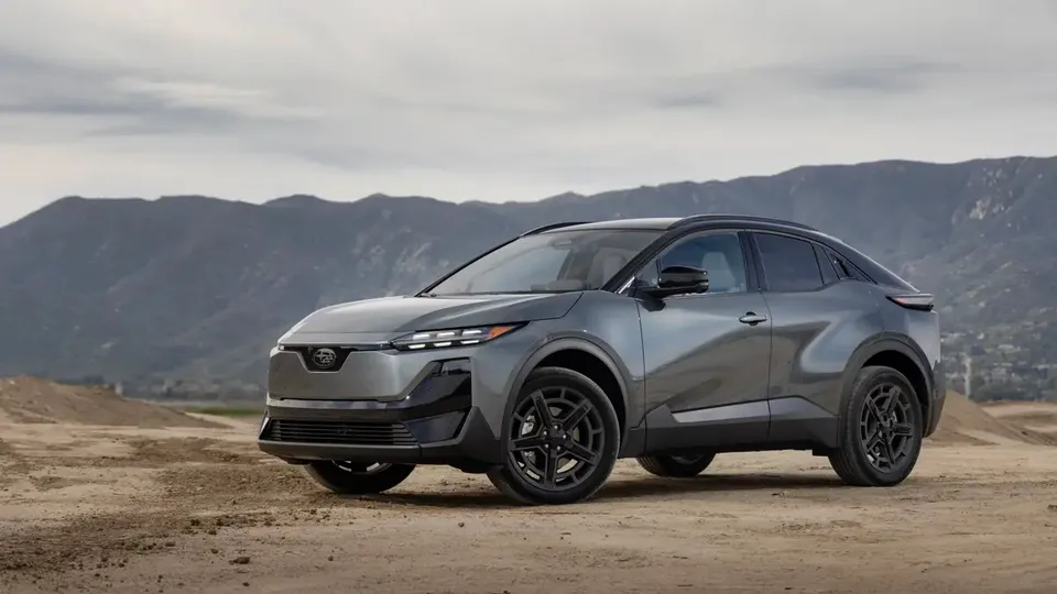 Elettronauti - Subaru Uncharted AWD 77 kWh - Grigio - Esterno - Vista anteriore a tre quarti
