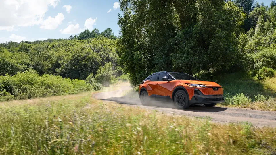 Elettronauti - Subaru Uncharted AWD 77 kWh - Argento - Esterno - Vista anteriore a tre quarti