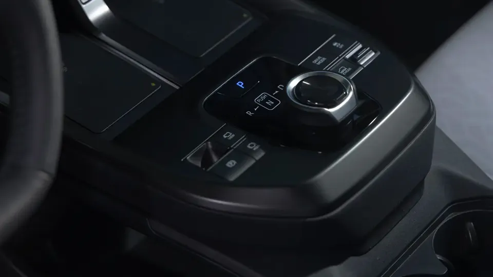 Elettronauti - Subaru Uncharted AWD 77 kWh - Argento - Esterno - Vista anteriore a tre quarti