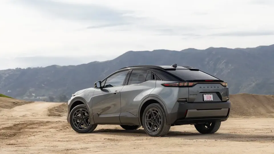 Elettronauti - Subaru Uncharted AWD 77 kWh - Bianco - Esterno - Vista anteriore a tre quarti