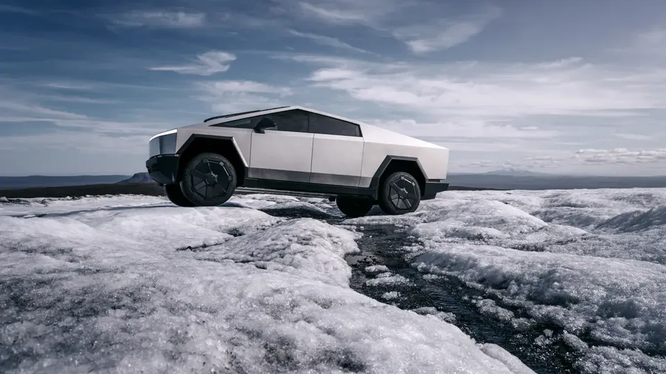 Elettronauti - Tesla Cybertruck argento vista di lato su un paesaggio ghiacciato