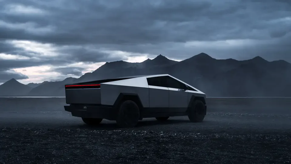 Elettronauti - Tesla Cybertruck argento in vista posteriore di tre quarti su una pianura scura
