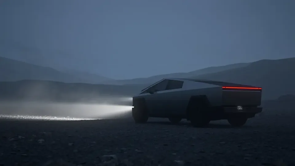 Elettronauti - Tesla Cybertruck in marcia di notte con barra luminosa posteriore accesa
