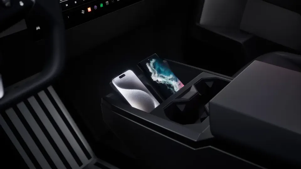 Elettronauti - Console centrale della Tesla Cybertruck con vani portaoggetti e portabicchieri