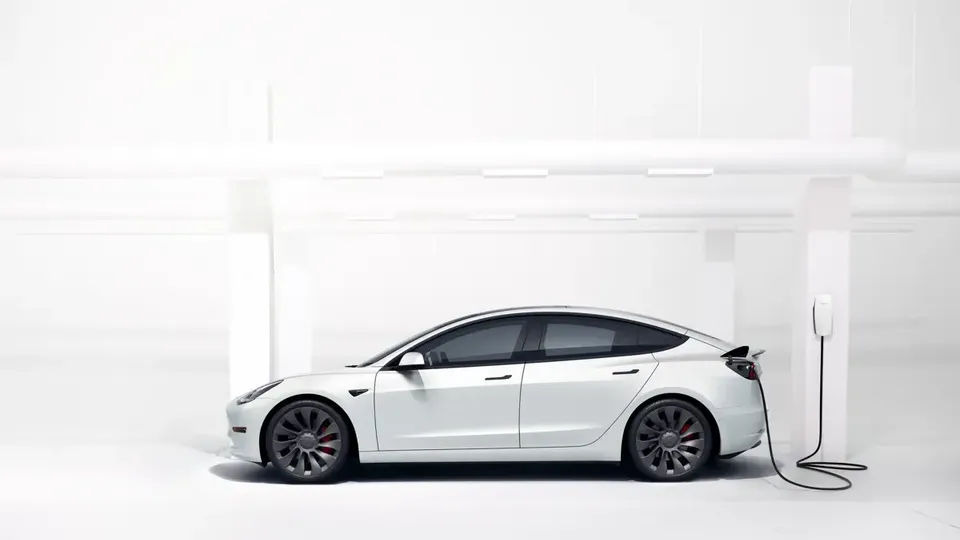 Elettronauti - Tesla Model 3 Performance - Rosso - Esterno - Vista anteriore a tre quarti