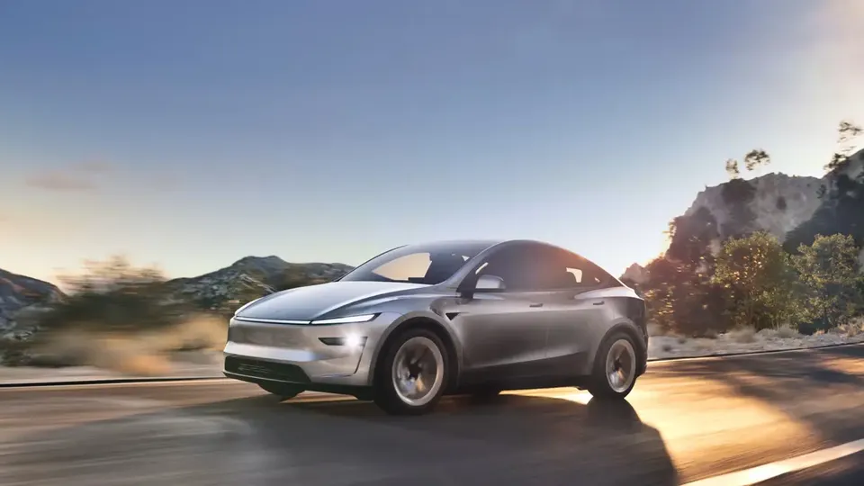 Elettronauti - Tesla Model Y Premium AWD - Grigio - Esterno - Vista anteriore a tre quarti