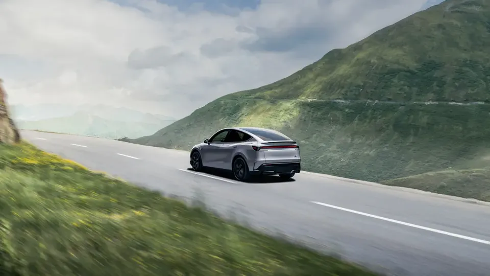 Elettronauti - Tesla Model Y Performance - Argento - Esterno - Vista anteriore a tre quarti