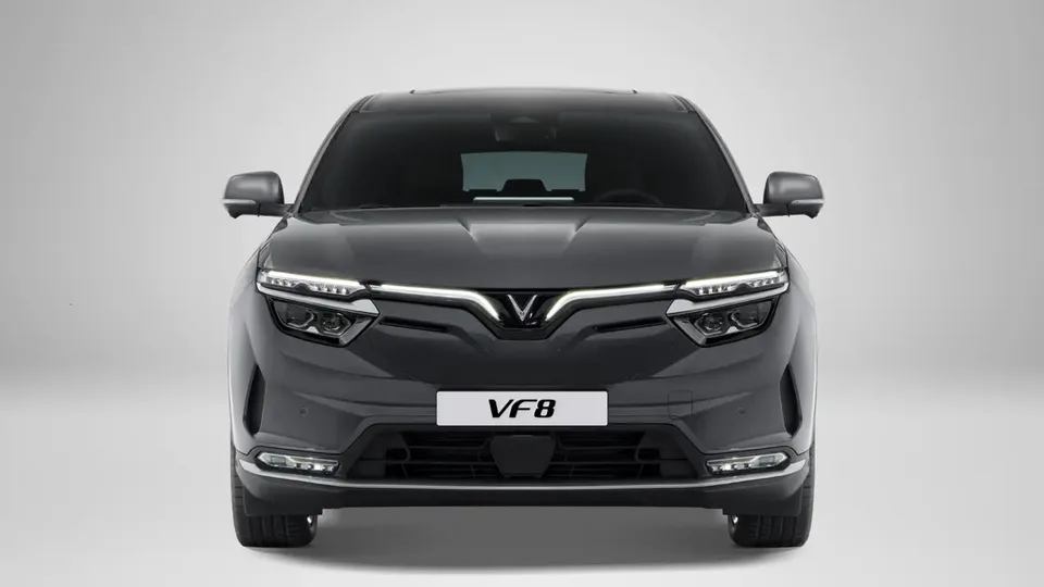 Elettronauti - Vista frontale di una VinFast VF 8 grigio scuro con barra luminosa accesa.
