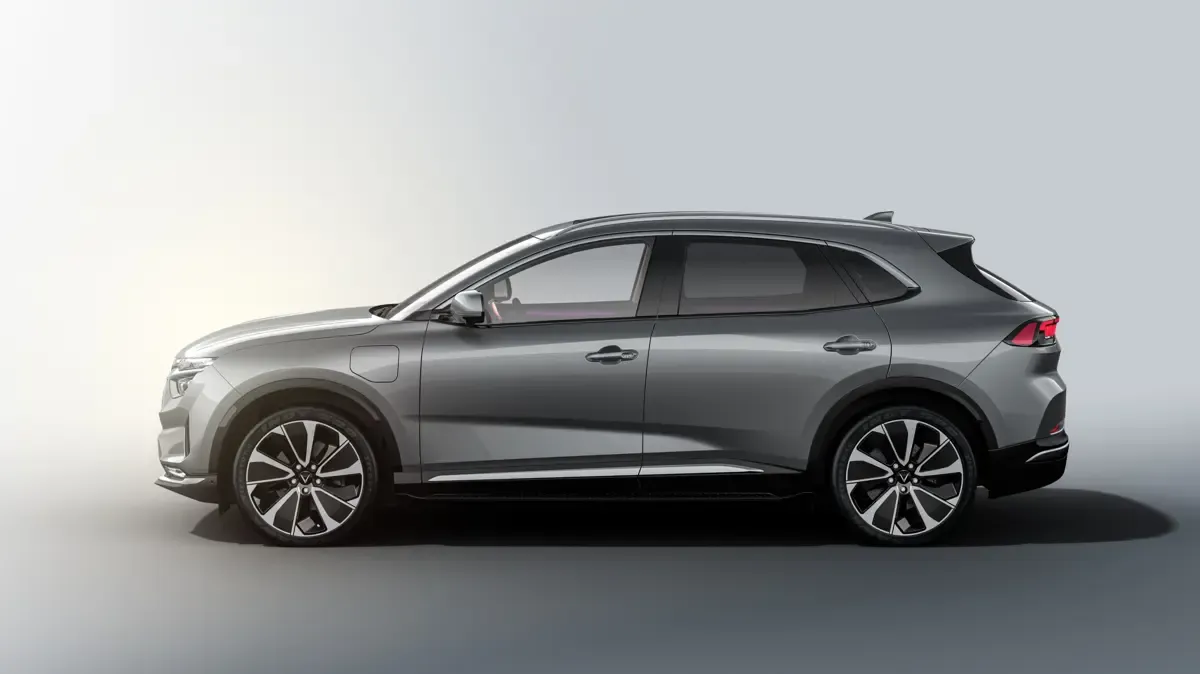 Elettronauti - SUV VinFast VF 8 grigio in vista laterale