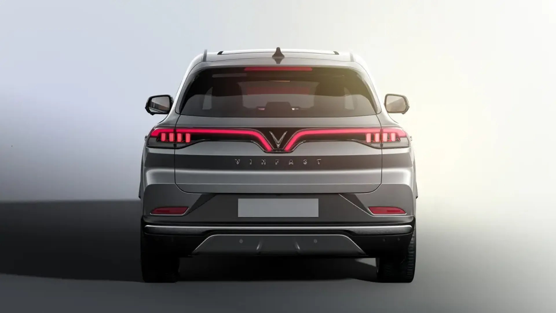 Elettronauti - Vista posteriore di un SUV VinFast VF 8 grigio