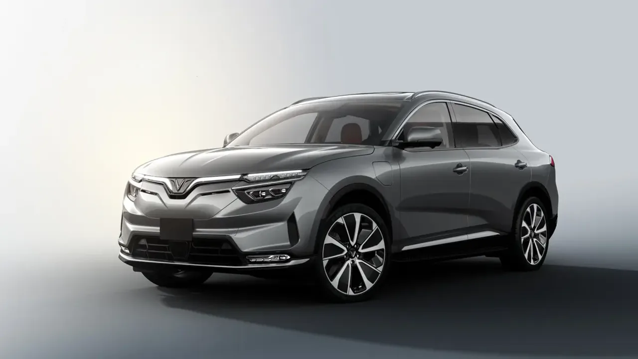 Elettronauti - SUV VinFast VF 8 grigio visto di tre quarti anteriore