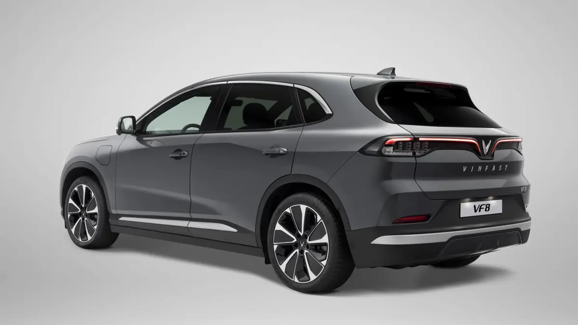 Elettronauti - SUV VinFast VF 8 grigio visto di tre quarti posteriore