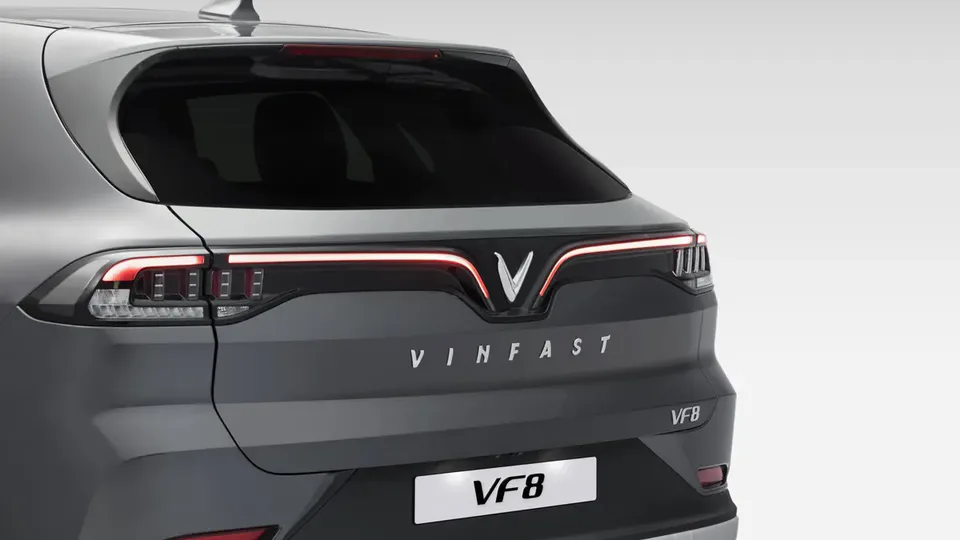 Elettronauti - Dettaglio posteriore di tre quarti di una VinFast VF 8 grigia