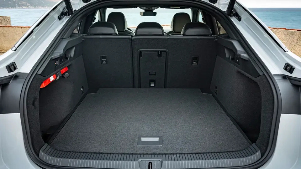 Elettronauti - Volkswagen ID.7 GTX 4MOTION - Rosso - Vano di carico - Bagagliaio