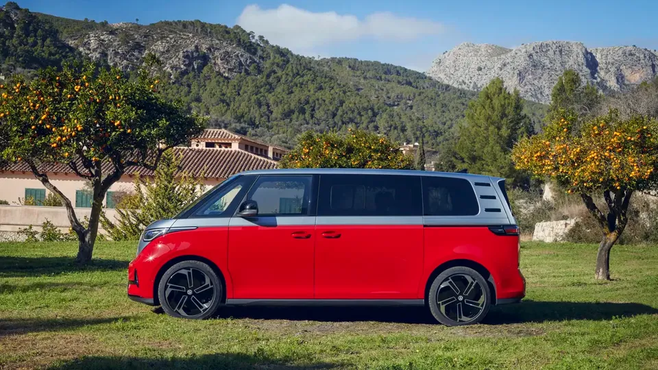 Elettronauti - Volkswagen ID. Buzz GTX - Rosso - Esterno - Vista anteriore a tre quarti