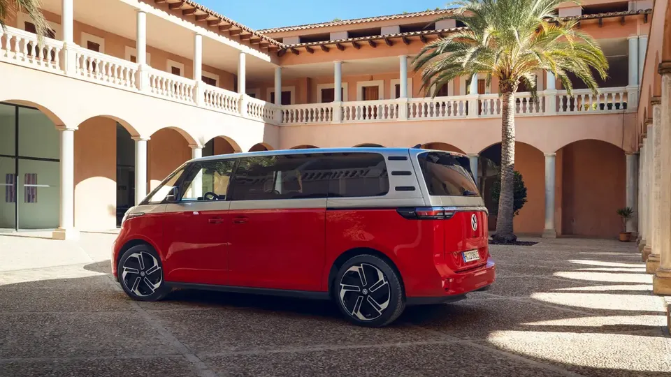 Elettronauti - Volkswagen ID. Buzz GTX - Rosso - Esterno - Vista anteriore a tre quarti