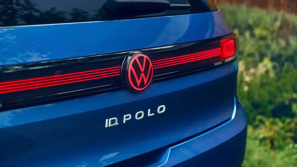 Elettronauti - Volkswagen ID. Polo 155 kW - Argento - Esterno - Vista anteriore a tre quarti