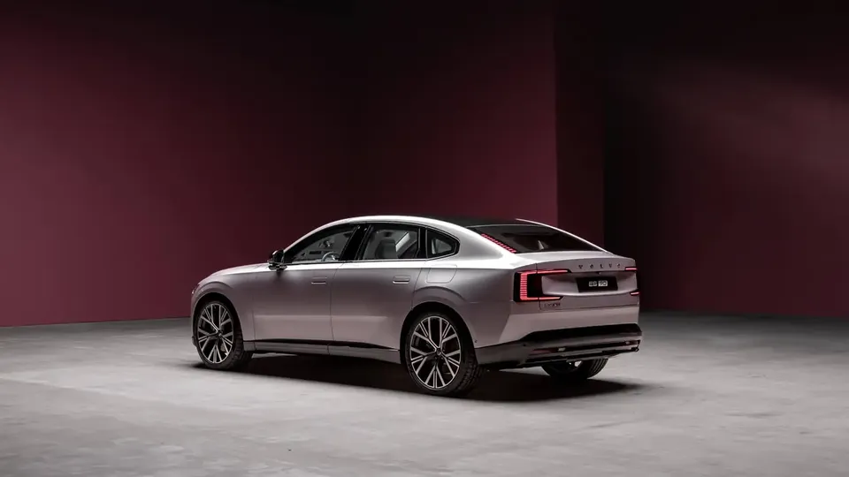 Elettronauti - Volvo ES90 Single Motor Extended Range - Nero - Esterno - Vista anteriore a tre quarti