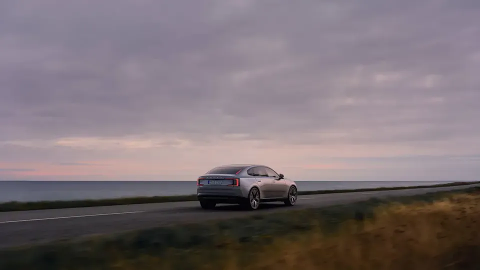 Elettronauti - Volvo ES90 Single Motor Extended Range - Argento - Esterno - Vista anteriore a tre quarti